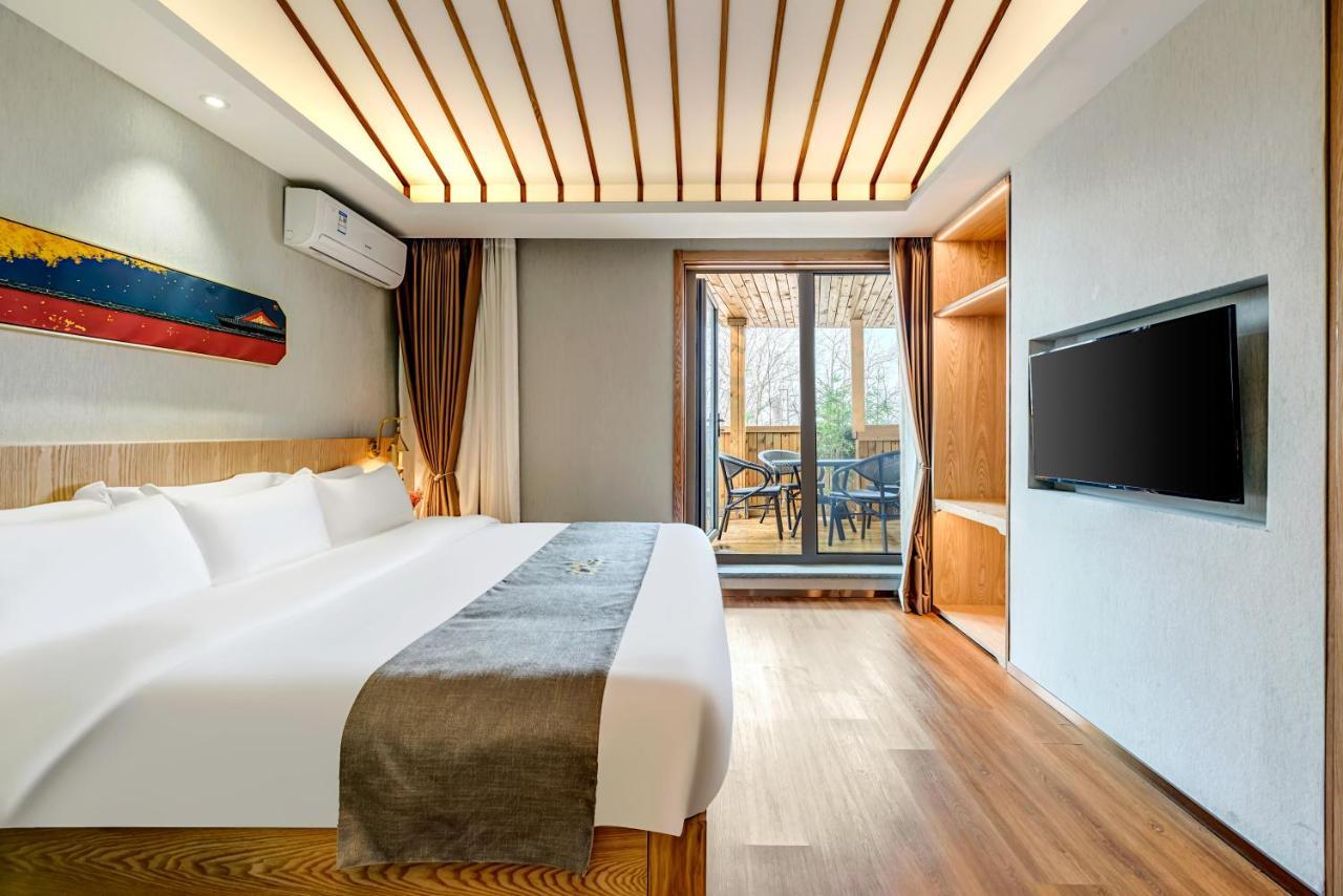 Happy Dragon Saga Hotel: Garden Terrace In Center 4*