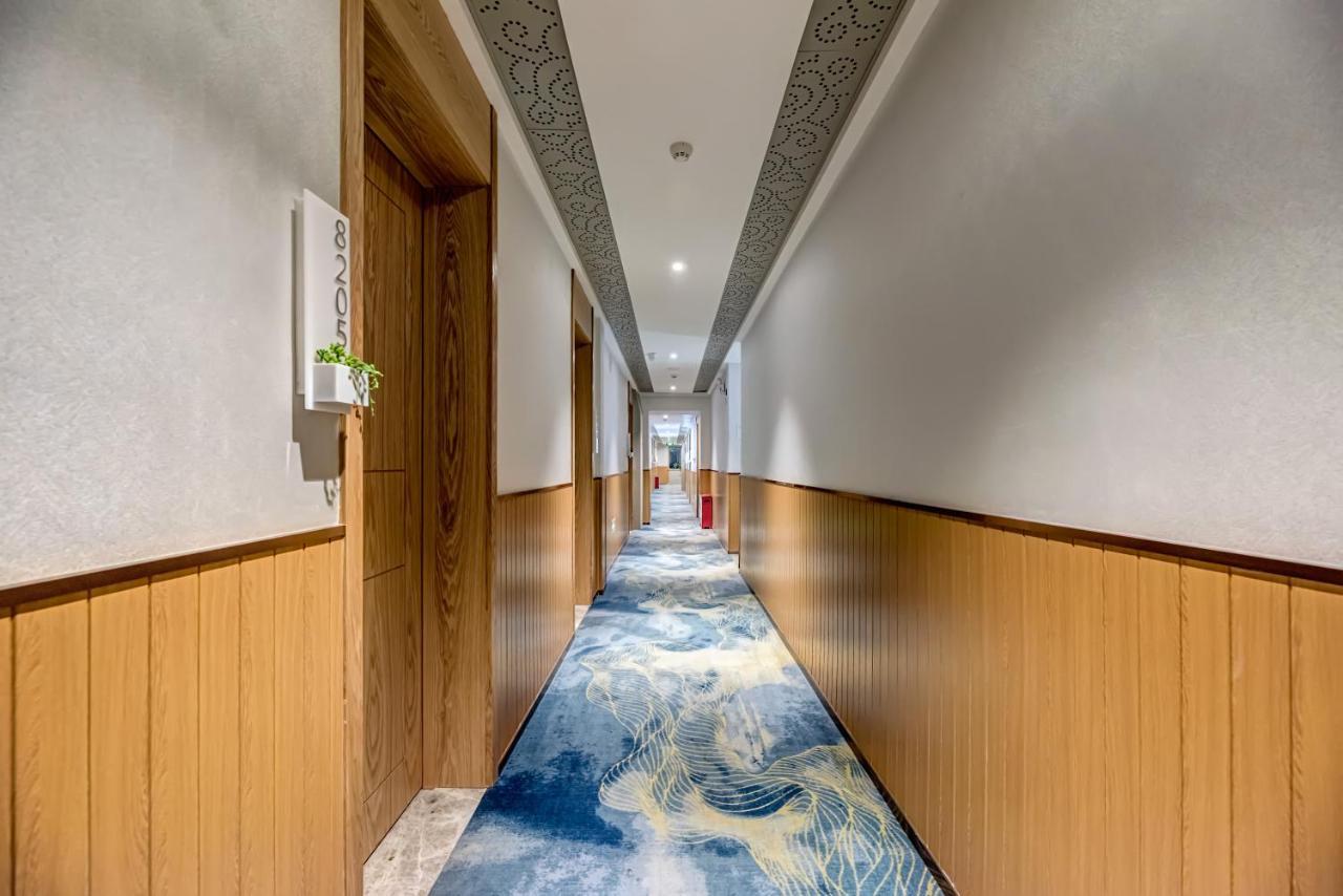 Happy Dragon Saga Hotel: Garden Terrace In Center Pequim